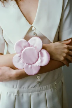 Fashion Sandy Liang Petal Wristlet In Carnation