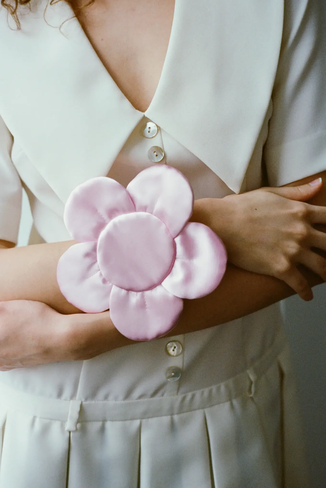 Fashion Sandy Liang Petal Wristlet In Carnation
